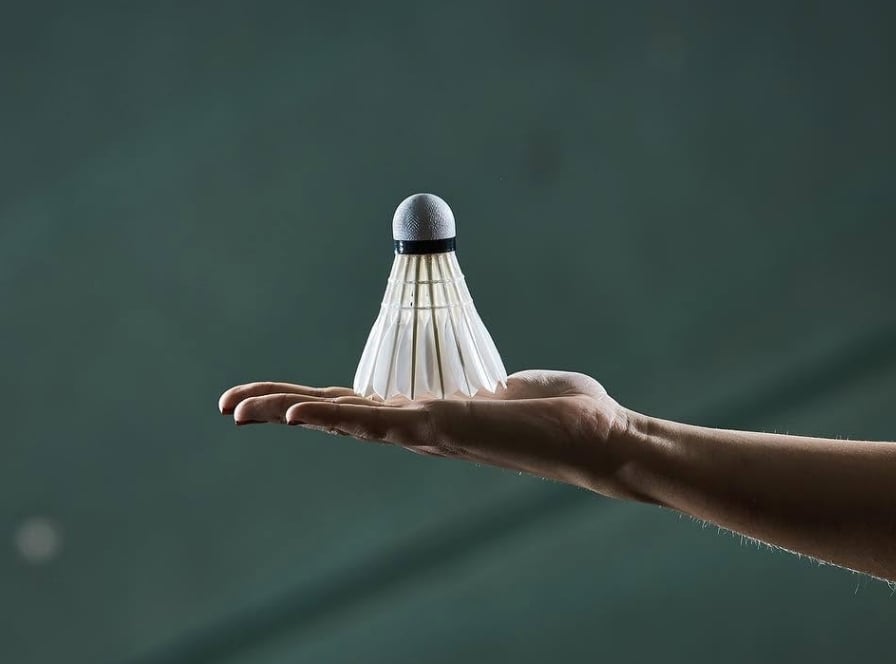 Badminton fjerbold – guide til levetid og tegn på, hvornår en fjerbold bør skiftes.